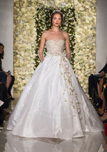 Load image into Gallery viewer, Reem Acra &#39;I&#39;m Awesome&#39; size 2 used wedding dress front view on model
