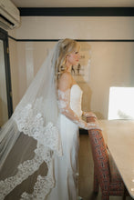 Load image into Gallery viewer, Lihi Hod &#39;Giselle&#39; wedding dress size-02 PREOWNED
