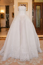 Load image into Gallery viewer, Jacy Kay &#39;Custom&#39; size 8 used wedding dress front view on mannequin
