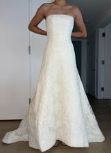 Load image into Gallery viewer, Vera Wang &#39;12029&#39; wedding dress size-00 PREOWNED
