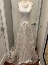 Load image into Gallery viewer, A la robe &#39;Stephanie with Aster&#39; wedding dress size-04 PREOWNED
