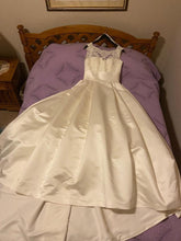 Load image into Gallery viewer, St. Patrick &#39;31073001&#39; wedding dress size-12 NEW
