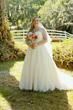 Load image into Gallery viewer, David&#39;s Bridal &#39;9V3836VINTAGER&#39; wedding dress size-20 PREOWNED
