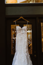 Load image into Gallery viewer, Monique Lhuillier &#39;Willow dress&#39; wedding dress size-04 PREOWNED
