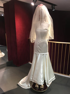 Henry Roth 'Custom' size 4 used wedding dress front view on mannequin