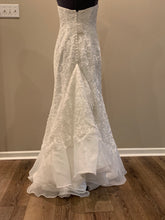 Load image into Gallery viewer, David&#39;s Bridal &#39;SWG400&#39; wedding dress size-10 NEW
