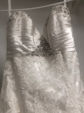 Load image into Gallery viewer, Maggie Sottero &#39;Sweetheart Neckline&#39; wedding dress size-08 PREOWNED

