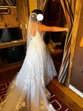 Load image into Gallery viewer, Essense of Australia &#39;D2810&#39; wedding dress size-12 PREOWNED
