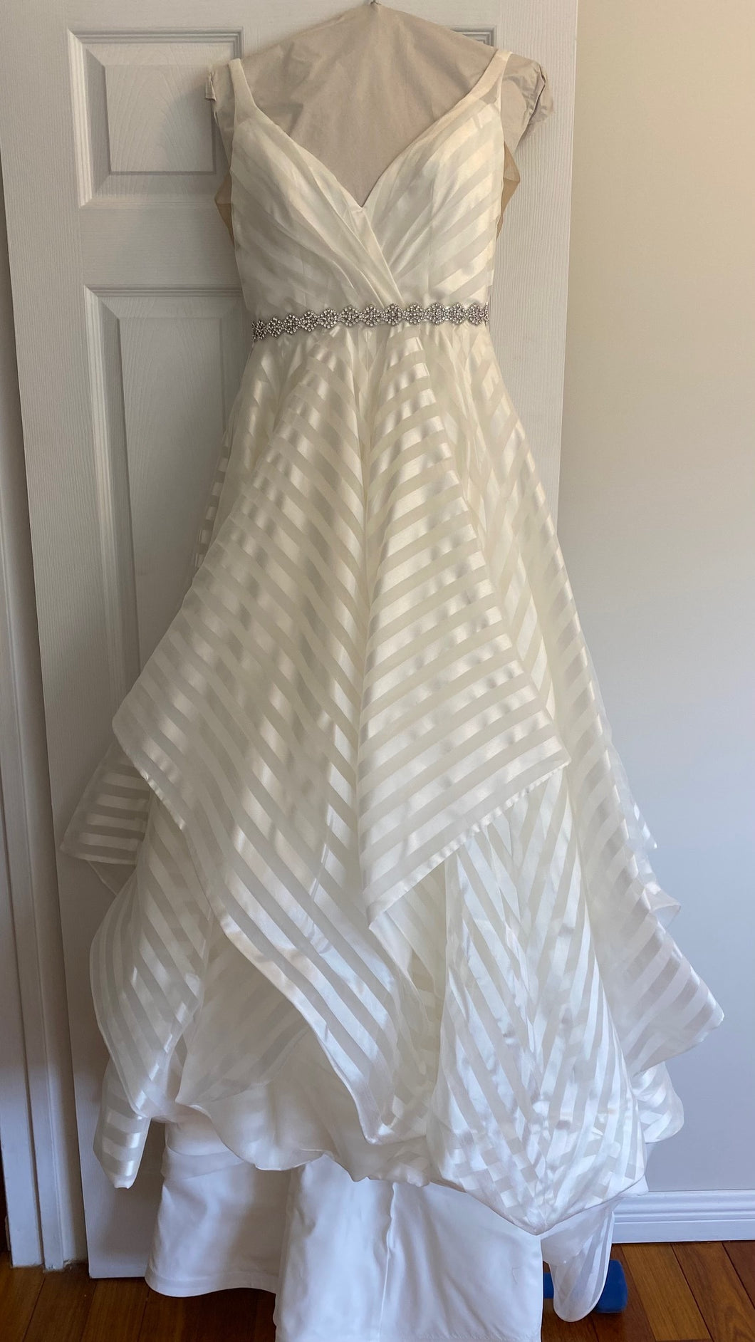 Hayley Paige 'DECKLYN' wedding dress size-08 NEW