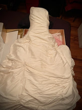 Load image into Gallery viewer, Angelina Faccenda &#39;3386&#39; wedding dress size-04 PREOWNED

