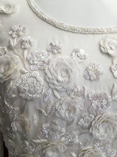 Load image into Gallery viewer, Carolina Herrera &#39;Long Sleeved&#39; size 4 used wedding dress close up on bodice
