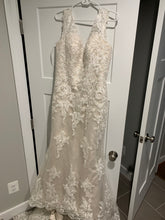 Load image into Gallery viewer, Vow&#39;d &#39;Graceful&#39; wedding dress size-06 PREOWNED
