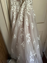 Load image into Gallery viewer, Essense of Australia &#39;D3023&#39; wedding dress size-10 PREOWNED
