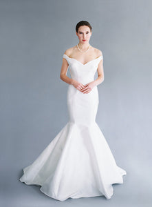 Jaclyn Jordan 'Loren' size 8 sample wedding dress front view on model