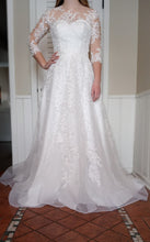 Load image into Gallery viewer, Style Fun &#39;A-Line &#39; wedding dress size-06 NEW
