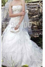 Load image into Gallery viewer, David&#39;s Bridal &#39;WG3416&#39; size 4 used wedding dress front view on bride
