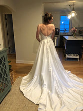 Load image into Gallery viewer, Allure Bridals &#39;55778&#39; wedding dress size-08 NEW
