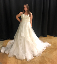 Load image into Gallery viewer, Mariposa &#39;Unknown&#39; wedding dress size-08 SAMPLE
