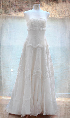 Junko Yoshioka 'Alice' size 6 new wedding dress front view on mannequin