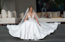 Load image into Gallery viewer, Allure Bridals &#39;Allure Romance&#39; wedding dress size-08 PREOWNED
