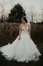 Load image into Gallery viewer,  &#39;Strapless&#39; wedding dress size-08 NEW
