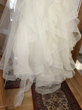 Load image into Gallery viewer, Watters &#39;Meri Beaded&#39; size 6 used wedding dress view of tulle layers
