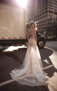 Berta 'V Neck' size 0 new wedding dress back view on model