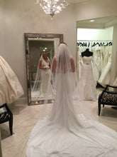Load image into Gallery viewer, Pronovias &#39;Atelier Vicenta&#39; wedding dress size-06 PREOWNED
