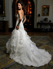 Load image into Gallery viewer, Casablanca &#39;1856&#39; size 6 used wedding dress back view on model
