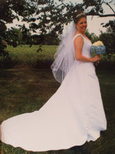 Load image into Gallery viewer, David&#39;s Bridal &#39;S2 AW&#39; wedding dress size-14 PREOWNED

