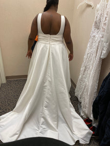 David's Bridal '9V3848' wedding dress size-24 NEW