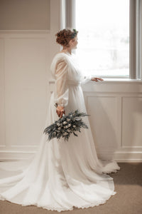 Etsy store 'DreamandDress: Long Sleeve Minimalist Bohemian Bridal Gown' wedding dress size-08 PREOWNED