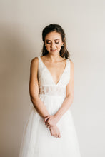 Load image into Gallery viewer, Willowby Galatea size 0 used wedding dress front view on model
