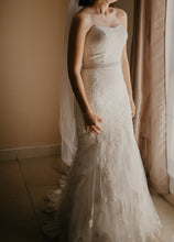 Load image into Gallery viewer, Enzoani &#39;Modeca Olva&#39; wedding dress size-04 PREOWNED
