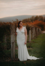 Load image into Gallery viewer, Savannah Miller &#39;Alma&#39; wedding dress size-14 PREOWNED
