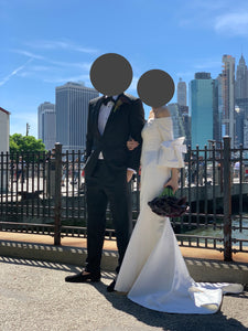 Carolina Herrera 'Faye' size 0 used wedding dress side view on mannequin