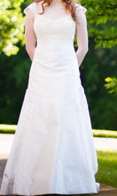 Load image into Gallery viewer, Birnbaum and Bullock &#39;Gretchen&#39; size 6 used wedding dress front view on bride
