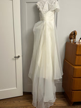 Load image into Gallery viewer, Newhite &#39;Aceno&#39; wedding dress size-04 PREOWNED

