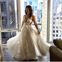 Load image into Gallery viewer, Watters &#39;Hearst&#39; size 6 used wedding dress front view on bride
