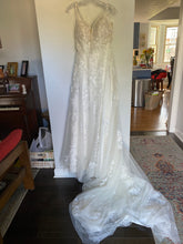 Load image into Gallery viewer, Essense of Australia &#39;Stella York #7065&#39; wedding dress size-08 NEW
