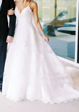 Load image into Gallery viewer, Allure Bridals &#39;9400&#39; wedding dress size-00 PREOWNED
