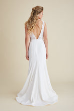 Load image into Gallery viewer, Lea Ann Belter &#39;Splendor&#39; size 00 used wedding dress back view on model
