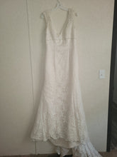 Load image into Gallery viewer, David&#39;s Bridal &#39;Ven Style&#39; wedding dress size-14 NEW
