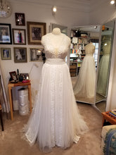 Load image into Gallery viewer, Chic Nostalgia &#39;Echo&#39; size 4 new wedding dress front view on mannequin
