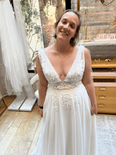 Load image into Gallery viewer, Louvienne &#39;Elodie&#39; wedding dress size-10 NEW
