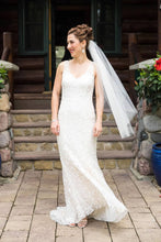 Load image into Gallery viewer, Ines Di Santo &#39;IDS919&#39; size 12 used wedding dress front view on bride
