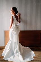 Load image into Gallery viewer, Vassilis Zoulias &#39;Callas dress&#39; wedding dress size-06 PREOWNED
