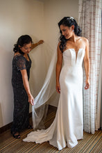 Load image into Gallery viewer, BHLDN &#39;WILLOWBY BRANNOX GOWN&#39; wedding dress size-00 PREOWNED
