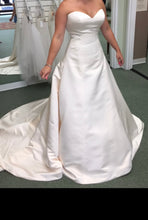 Load image into Gallery viewer, Justin Alexander &#39;Timeless&#39; size 8 new wedding dress front view on bride
