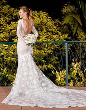 Load image into Gallery viewer, Julie Vino &#39;Juliet&#39; size 6 used wedding dress back view on model

